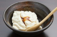 豆乳を使わず、牛乳、生クリーム、吉野葛、練り胡麻を練り込んでつくった豆腐です。純正の生クリームを使用することで、もっちりとした食感を実現。一度食べたら忘れられない味わいです。