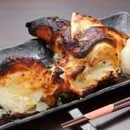 肉厚の銀ムツを西京味噌に丸一日漬け込みじっくり焼き上げています。素材が持つ本来の美味しさを最大限に引き出した一品。（時価で変動有）