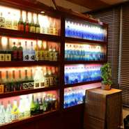 各種有名銘柄を常備取り揃えております。その種類の多さは圧巻！　地酒も楽しめます。