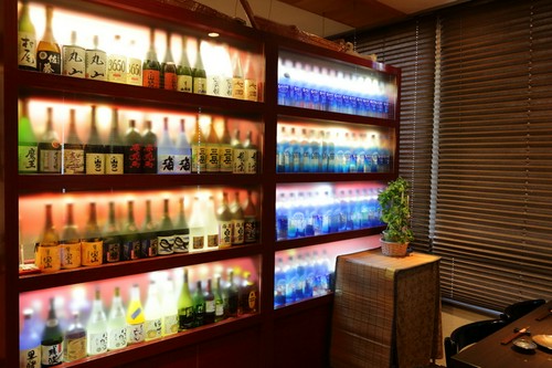 自慢の酒棚は一見の価値あり