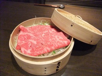 コースでしか食せないあか牛の蒸し焼き！　峰岡豆腐や銀ムツ西京焼き等お店の人気メニューをお楽しみ下さい