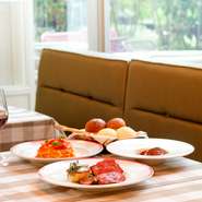 開放感のあるステキな店内では、ランチタイムは賑やかに女性が食事を楽しんだり、ディナータイムにはカップルが上質なデートを堪能しています。年齢を問わず幅広いお客様が食事を楽しんでいます。