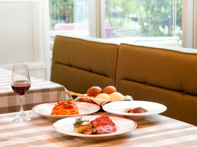 幅広いお客様が楽しむ店内