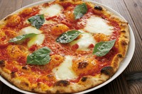 トマトソース、プチトマト、バジル、モッツァレラチーズ