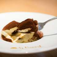 イタリア・ヴェローナで「世界一のティラミス」と称された、【アル・ポンピエーレ】自慢のティラミス。マスカルポーネやエスプレッソなど、ティラミスを造る全ての素材にこだわりぬいた自慢の一品です。