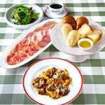 [Salumi]生ハムの盛り合わせ
[Insalata]ベビーリーフのインサラータ
[Pane]3種の自家製パン盛り合わせ
[Scelta]パスタ・ピッツァ・メインディッシュから一品
[Caff?]食後のカフェ