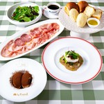 [Salumi]生ハムの盛り合わせ
[Insalata]ベビーリーフのインサラータ
[Pane]3種の自家製パン盛り合わせ
[Scelta]パスタ・ピッツァ・メインディッシュから一品
[Dolci]ドルチェから一品
[Caff?]食後のカフェ