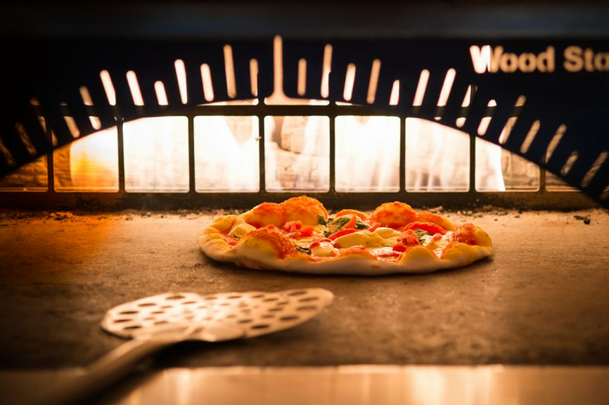 高温の石窯で焼き上げるピッツァも自慢の一品。