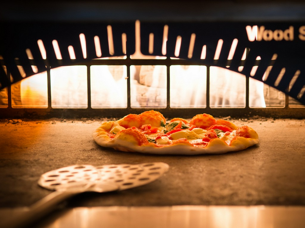 高温の石窯で焼き上げるピッツァも自慢の一品。