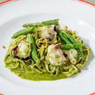 「なによりもシンプルだが平凡ではない」という言葉を念頭に置き、食材へのアプローチを日々考えています。「全ての料理が美味しかった」とお客様満足して頂けるよう、スタッフ一同努力しています。