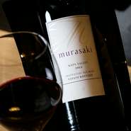 お酒は、ワインが中心の品揃え。店内にはワインセラーもあり、きちんとした管理下の元、料理に合わせたワインが取り揃えられています。メニューにないワインもありますので、スタッフにお問い合わせください。