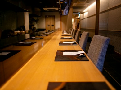 和モダンな趣ある店内で頂く炭火焼黒毛和牛ステーキに舌鼓