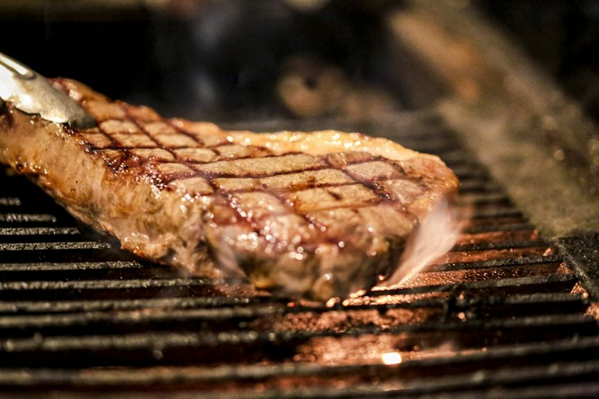 日向備長炭で焼き上げる極上のステーキが満喫