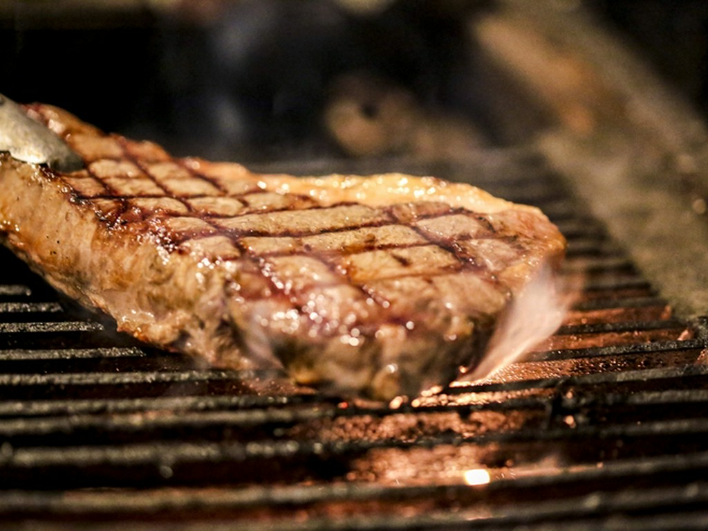 日向備長炭で焼き上げる極上のステーキが満喫