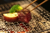 こだわりの備長炭（日向備長炭）で焼き上げた炭火ステーキです。シンプルながら素材のうまみを感じる事が出来る当店おすすめのステーキです。
（150g）44,550円
（200g）59,400円