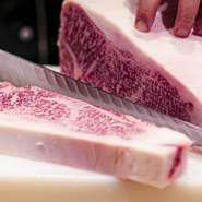 こだわりの備長炭（日向備長炭）で焼き上げた炭火ステーキです。シンプルながら素材のうまみを感じる事が出来る当店おすすめのステーキです。
（150g）31,350円
（200g）41,800円
