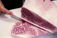 素材の味を最大に引き出した、旨み溢れる極上ステーキをお客様に味わっていただきたい、そんな思いから炭火ステーキ坂井をオープンしました。こだわりの備長炭で焼き上げた、極上の炭火ステーキをご提供いたします。