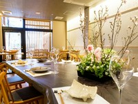 店内はモダンな中にも和のテイストを取り入れ、優雅な時間を大切な人とお過ごしいただけます。お食事のひとときに笑顔を添えられますように…心よりご来店お待ち申し上げております。