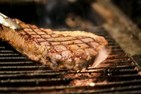 厳選した黒毛和牛を使用し、日向備長炭で焼き上げる極上のステーキが満喫できます。最上の部位、最高の焼き方で提供いたしますので、やわらかくてジューシーなお肉をご堪能いただけます。