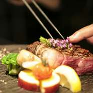 レアで焼き上げ、お客様には最後まで温かく召し上がっていただくため、炭火をくべた七輪をお持ちします。