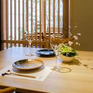 季節ごとに変わる盆栽を眺めながらステーキをいただく極上の時間。