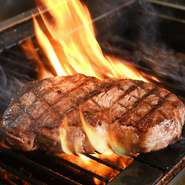 国産日向備長炭でレアに焼き上げたものをお客様の席までお持ちします。レアが好きな方はそのままで、もっと焼きたい方は目の前の炭で、好みの焼き加減でどうぞ。とろけるような黒毛和牛ステーキをお楽しみください。