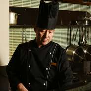 美味しい料理を提供することはもちろん、お客様に楽しんでいただけるような雰囲気づくりにも努めております。京都の風情を感じながら、ゆったりとした時間をお過ごしください。