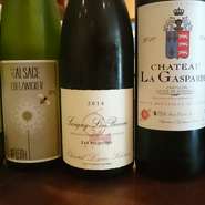 フランスでワインづくりを学んだ金井真紀子さんが現地で巡り合った、畑仕事に真面目な生産者のナチュラルワインセレクション「マキコレワイン」など、料理に合うフランスワインをリーズナブルに用意しています。