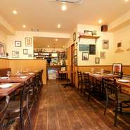 店内はビストロらしいカジュアルな印象で、初めて訪れてもリラックスできる雰囲気。木目を生かした床や柔らかい色調の壁が温かみを醸し、センス良く配された雑貨やアートがフランスの風を感じさせます。