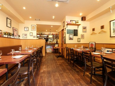 温かみのある空気感に包まれた店内で楽しいひとときを