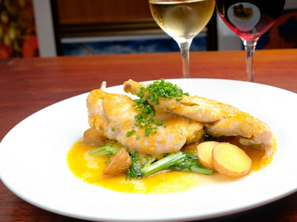 欧州での修業経験を生かし、本格的なビストロ料理を披露