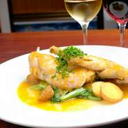 フランスとスペインで研鑽を積んだシェフが、本場のビストロ料理を提供。豊富なアラカルトメニューのほか、その日のオススメ料理をお得に味わえるシェフのおまかせコースも用意されています。