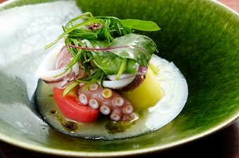 赤肉メロンと本マグロ・剣先イカ・活ダコのサラダ