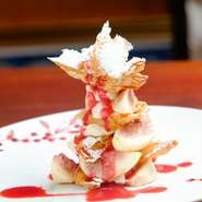 華やかに盛り付けられた見た目も美しいデザート。サクサクとしたパイの食感と瑞々しいイチジクの組み合わせが絶妙です。フルーツは時期により変わるので、季節ごとに違った味が楽しめます。