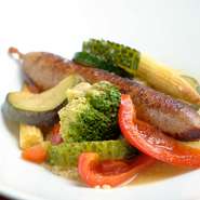 タスマニア産の仔羊肉にアラブ系の香辛料を加えた自家製ソーセージです。肉汁溢れるジューシーな味わいにスパイスの刺激が程よく効いています。色鮮やかな夏野菜のクスクスと一緒にどうぞ。