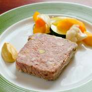 パテ・ド・カンパーニュに使用している「天草梅肉ポーク」は、抗生物質を一切使わず、梅肉エキスを与えて育てた熊本県のブランド豚です。豚独特の臭みがなく、甘みのある脂身と柔らかい食感が魅力です。