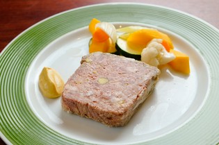 柔らかい肉質と甘みのある脂身が魅力の「天草梅肉ポーク」
