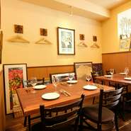 店名の「ランデヴー・デ・ザミ」は、気の合う仲間たちが集う場所になってほしいという思いを込めて名付けました。その名の通り、友達や家族でおしゃべりを楽しみながら、くつろぎの時間をお過ごしください。