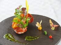 シェフが毎朝市場に行き仕入れる特別なお食材で
お届けする一番人気のコースです。