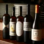 【オーレベアーテ】で扱うワインは、すべて自然派のイタリアンワインのみです。自然派ワインは天然酵母で醗酵させ、添加物を（限りなく）ゼロにしてブドウ本来の素朴な味をギュッととじこめています。