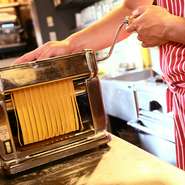 その都度お店で小麦粉とデュラムセモリナを配合して作られる生パスタは、モチッとした食感とコシが特徴。生パスタのグニョっとしたイメージを一掃してくれます。パスタ好きにはたまらないその味は堪能しなくちゃ損。
