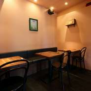 静かな通りに面する、シンプルでお洒落な外観と落ち着いた雰囲気の店内は、さながら美味しい隠れ家。旨味と香りがたっぷりの自然派ワインと美味しいイタリアンが食べたくなって、ついつい通ってしまうお店。