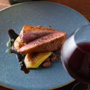 ハーブと塩でシンプルに仕上げられた鴨の胸肉一枚が半分にカットされ、豪快に盛られたひと皿。よくある薄いスライスとは違って、お肉の厚みと食感を存分に堪能できます。ワインを煮詰めたソースがアクセント。