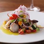 淡路タコの美味しさを存分に堪能できるカルパッチョ。ゴロゴロとした夏野菜と一緒に食べると、主役と脇役が互いに引き立てあいます。タコの食感と甘みを、オリーブオイルとレモン、塩、ビネガーでサッパリと。