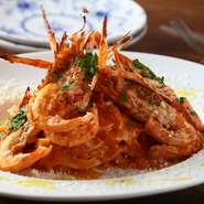 大人はもちろん、お子さまから年配の方まで幅広く支持されている人気メニュー。ローマ出身のイタリア人シェフのレシピです。手長海老をブランデー、生クリーム、トマトソースで炊き、自家製のパスタで食べる絶品。