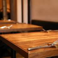 混雑するとどうしてもお待たせしてしまう時もあるのですが、ワインを注ぎにいったりタクシーを呼びにいくなど、お料理以外でも気持ちよく楽しい時間を過ごしていただけるように気配りは欠かしません。