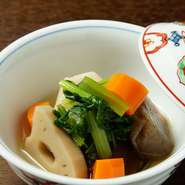 あっさりとした上品な味付けながら味わい深い、料理長の自信作。それぞれの野菜を別々に炊き上げるという、手間暇かけて丁寧につくられた一品です。