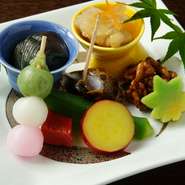 季節ごとに旬の食材を使っており、素材に合わせた様々な味わいを楽しめる至極の一皿。華やかな色合いと綺麗な盛り付けで、目でも楽しませてくれます。