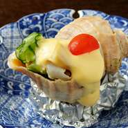 酸味がきつすぎないよう料理長が工夫を凝らした酢を使っており、酢の物が苦手な方からも食べやすいと評判のまろやかな仕上がり。つぶ貝のコリコリとした食感がたまりません。