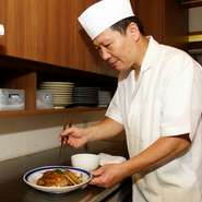 料理はもちろん、店内の設備などもお客様のご要望にお応えするようにしています。2階への階段は、当初片側だけだった手すりを両側に設置。安全面への工夫も怠りません。
